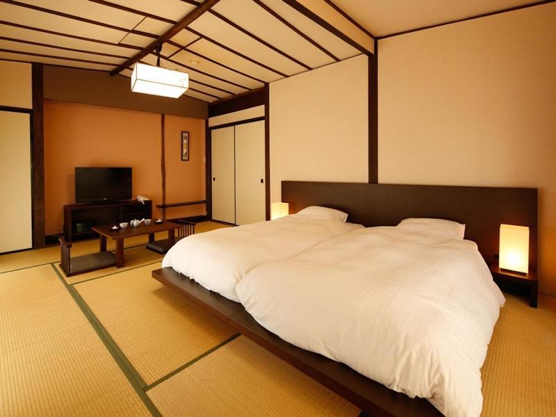 源泉掛け流しの宿albergo湯楽 Yugawara Exterior photo